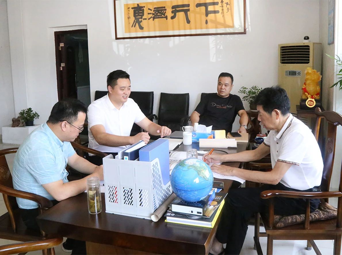 Thug Xu Yang, Leas-Stiúrthóir ar Bhiúró um Chur Chun Cinn Infheistíochta Crios Forbartha Eacnamaíochta Jiangsu Siyang, cuairt ar Zhejiang Meige Machinery le haghaidh taighde agus iniúchta
